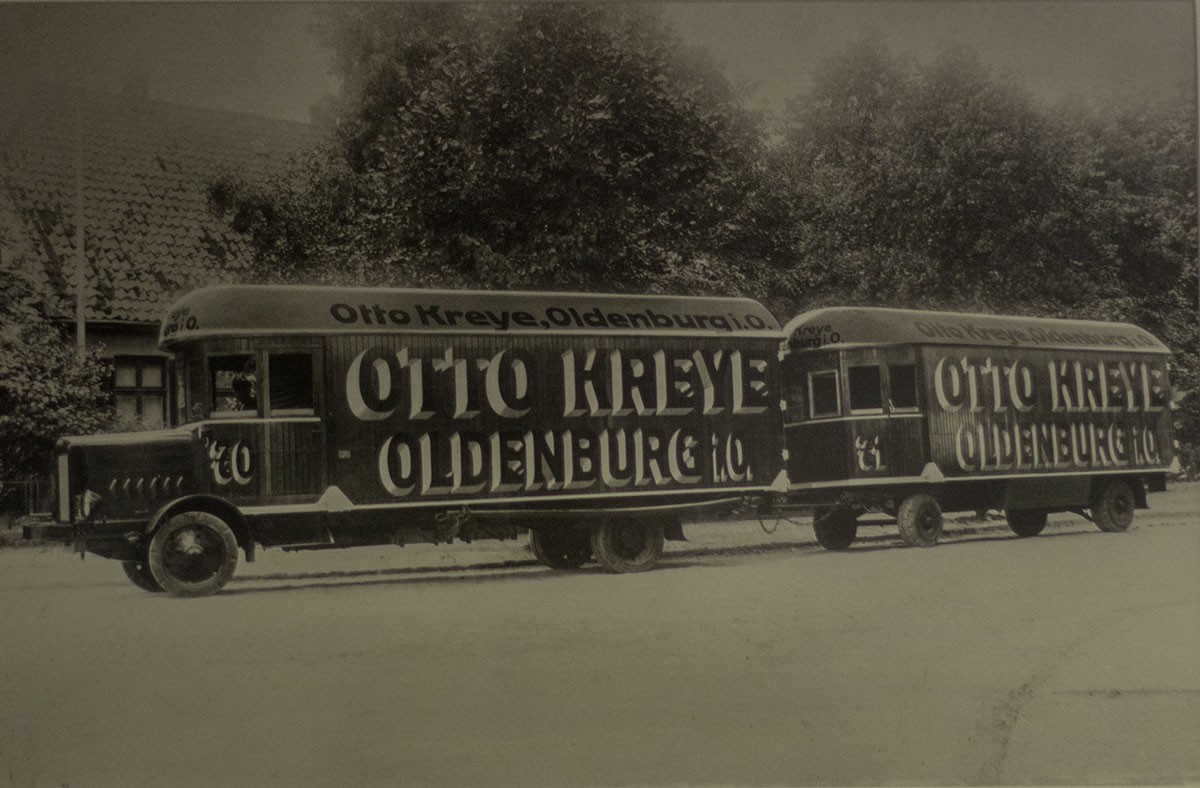 Das Bild zeigt einen alten LKW mit Anhänger der Spedition Otto Kreye